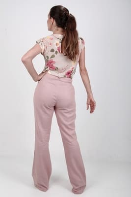 modelo de costa usando blusa feminina floral manga curta com calça pantalona linho cintura alta