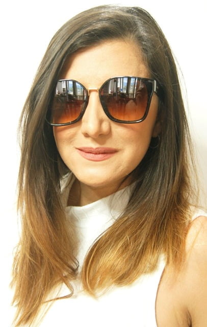 mulher usando óculos de sol feminino marrom grande comprado em promoção