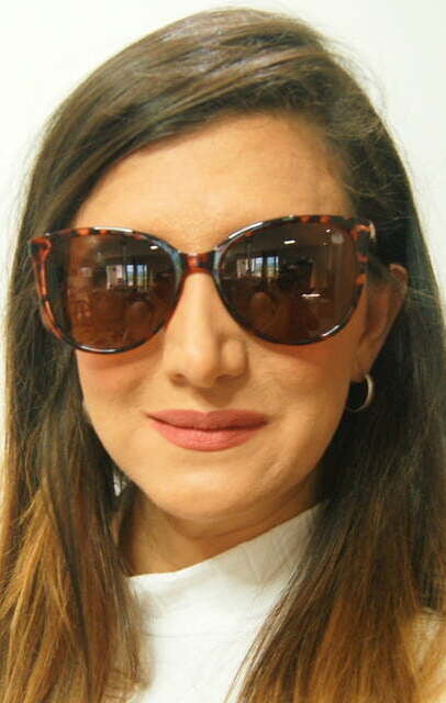 Mulher usando um óculos de sol feminino tartaruga que estava em promoção